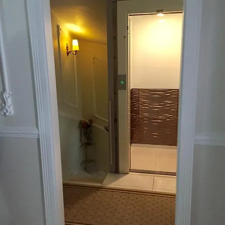 3 Bedroom Private Floor In Luxury Mansion * בודפשט