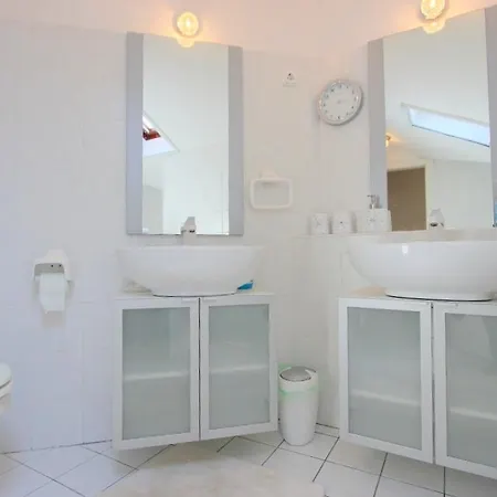 3 Bedroom Private Floor In Luxury Mansion דירה *
